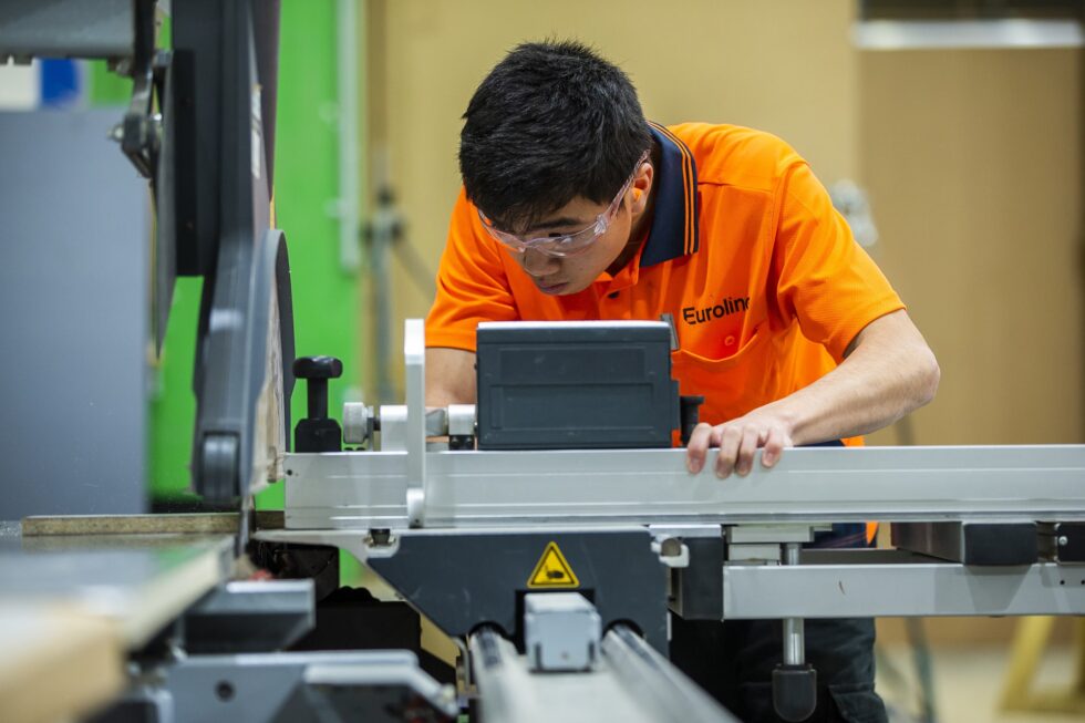 Euroline_Careers_BN1058_N712_large-min